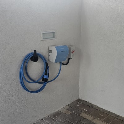 מטען לרכב חשמלי מותקן על קיר חיצוני