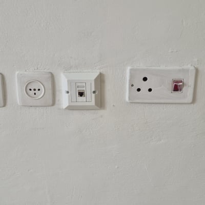 שקעי חשמל ותקשורת על קיר לבן