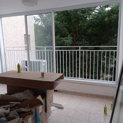 מסגרת חלון זכוכית עם נוף עצים ירוקים