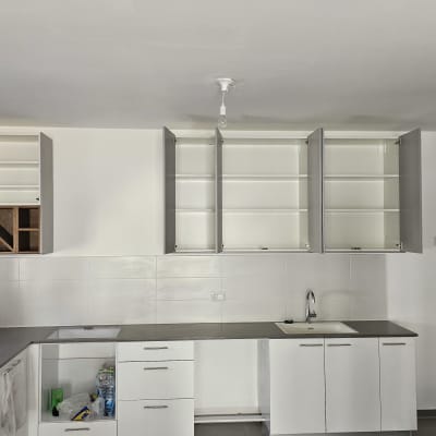 מטבח עם ארונות פתוחים וכיור מותקן