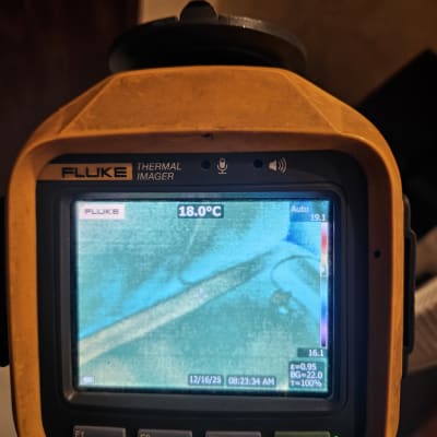 מד חום תרמי מציג טמפרטורה של 18 מעלות צלזיוס