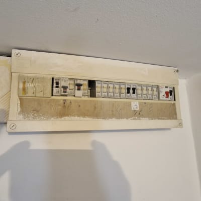 לוח חשמל עם מפסקים על קיר