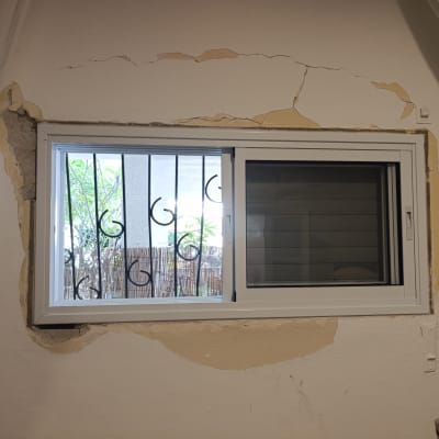 חלון עם קיר מתקלף סביבו