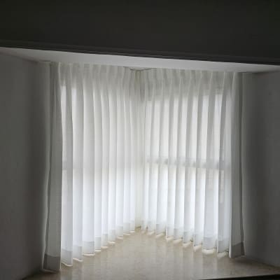 וילון לבן שקוף תלוי על חלון