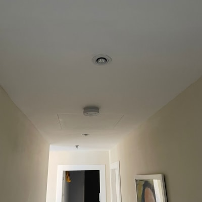 תקרה צבועה עם גלאי עשן ומנורה