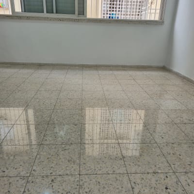 רצפה נקייה ומבריקה ליד חלון עם סורגים