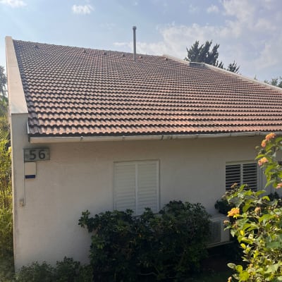 גג רעפים של בית פרטי עם צמחייה מסביב