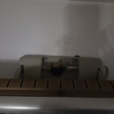 חיבור חשמלי על קיר עם כבלים חשופים