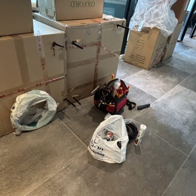 כלי עבודה וארגז כלים על הרצפה