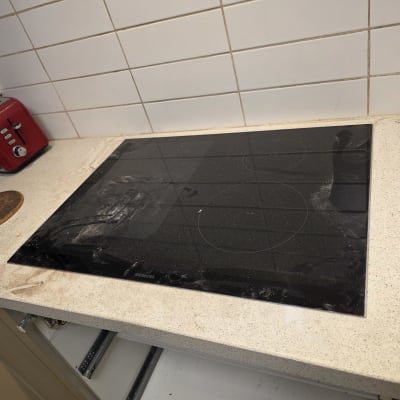 כיריים חשמליות על משטח עבודה במטבח עם טוסטר אדום