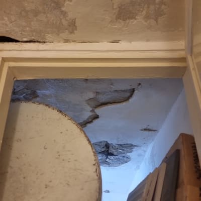 תקרה עם קילופים ונזקי רטיבות