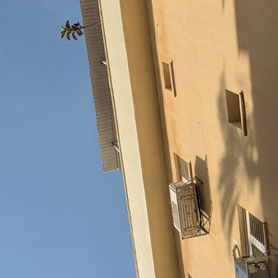 בניין עם מזגנים מותקנים על הקיר החיצוני