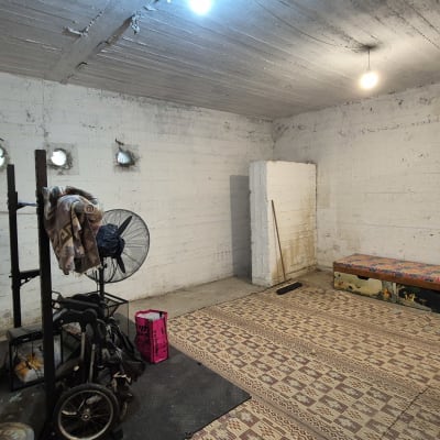 חדר ריק עם ציוד כושר ומחצלת על הרצפה