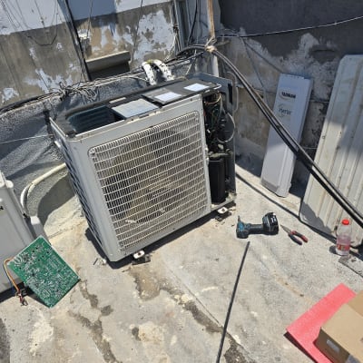 יחידת מיזוג אוויר על גג עם כלים וחלקים
