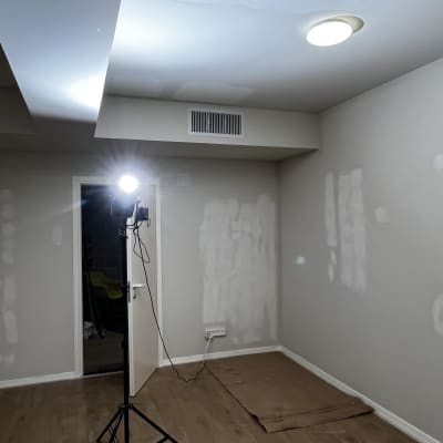 חדר עם קירות צבועים ותיקוני צבע, תאורה מקצועית