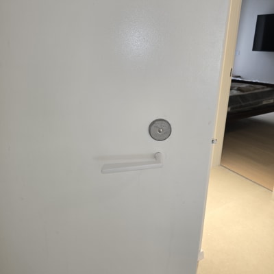 דלת עם ידית ומנעול בחדר