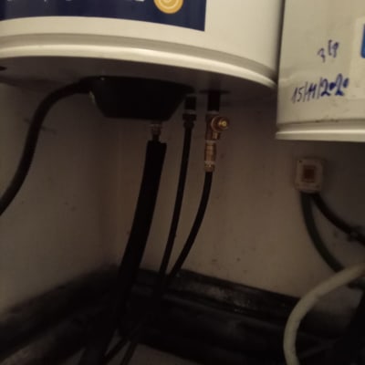 מחמם מים עם צינורות וחיבורים