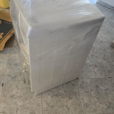 ארון עטוף בניילון על רצפת קרמיקה