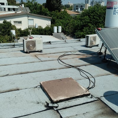 גג עם מערכות מיזוג ואיטום, דודי שמש