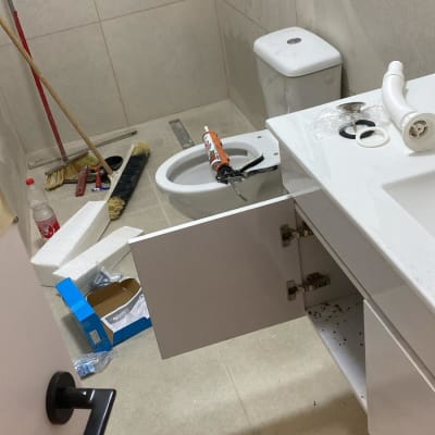 חדר אמבטיה בשיפוץ עם כלים וחומרים על הרצפה