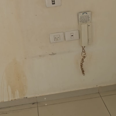 קיר עם כתמי צבע ושקעי חשמל