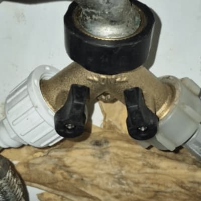 ברז מים עם מחברים וצינור מתכת