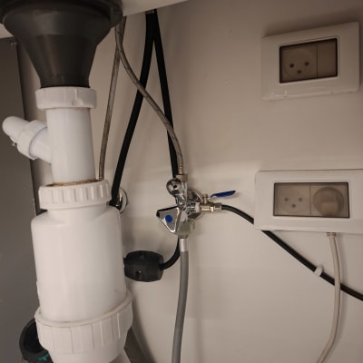 צנרת מתחת לכיור עם שסתום וברזים