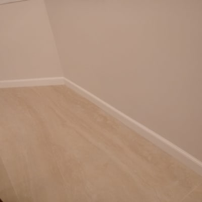 רצפת פרקט בהירה עם פנלים לבנים