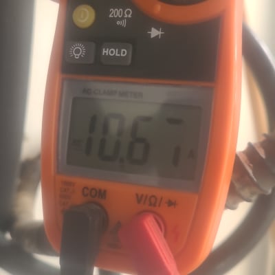 מד אמפר כתום עם תצוגה דיגיטלית