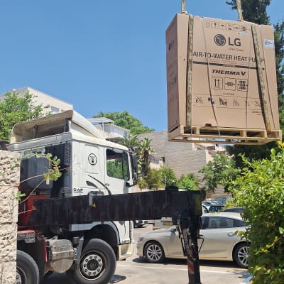 משאבת חום אוויר למים של LG מורמת על ידי מנוף