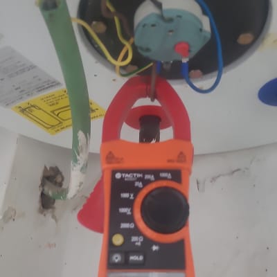 מד מתח מחובר לחוטים בדוד שמש