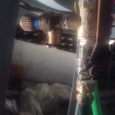 חלקי צנרת ומחברים בתחום דודי שמש