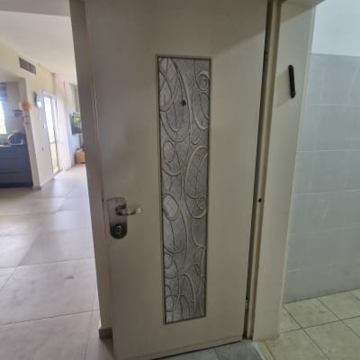 דלת עם עיצוב זכוכית בתחום ציפוי דלתות