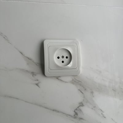 שקע חשמלי על קיר שיש לבן