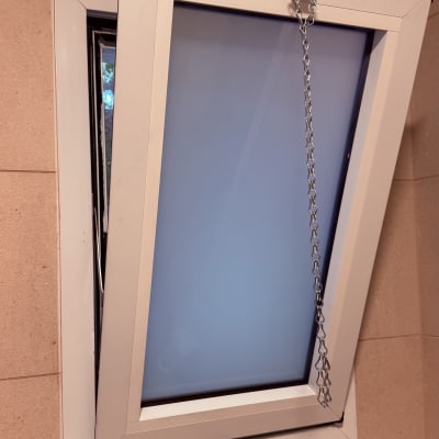 חלון ציר אלומיניום לבן עם זכוכית חלבית ושרשרת פתיחה