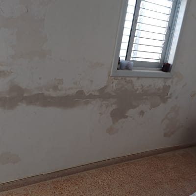 שקעי חשמל על קיר עם טיח מתקלף