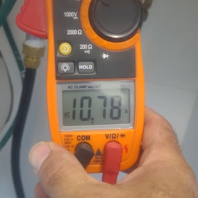 מד אמפר כתום עם תצוגה דיגיטלית מראה 10.78 אמפר