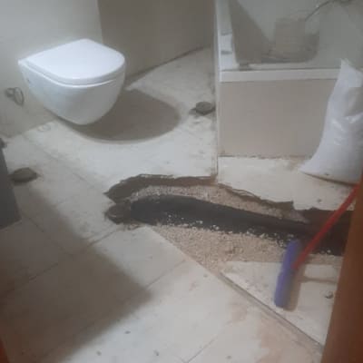 שירותים עם רצפה פתוחה, חפירה ושק חול