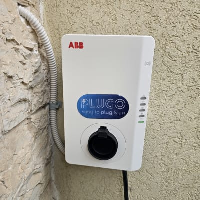 מטען חשמלי מותקן על קיר עם לוגו ABB