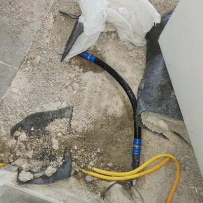 צינורות שחורים וצהובים בעבודת אינסטלציה