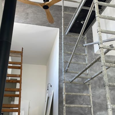 סולם ופיגומים בחדר עם מאוורר תקרה