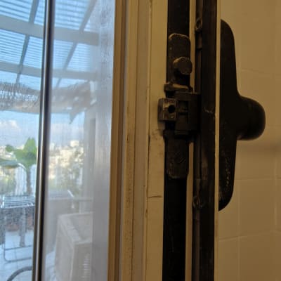 מנגנון נעילה של תריס חלון עם נוף חיצוני