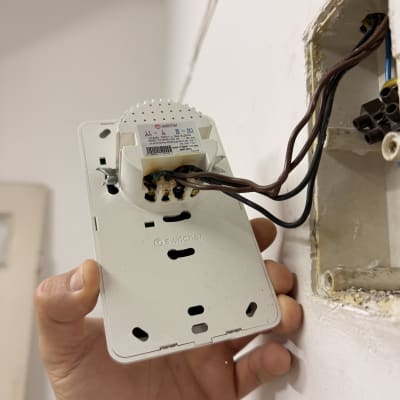 התקנת מתג חשמלי עם חוטים חשופים