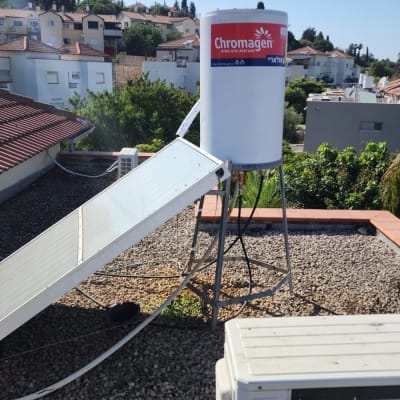 דוד שמש כרומגן על גג עם קולטים