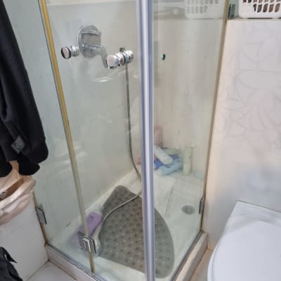 מקלחון עם ברזים ומוצרי רחצה