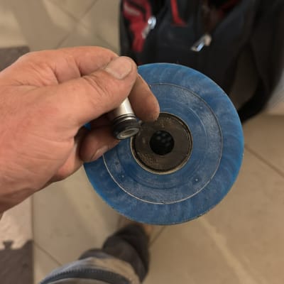 יד מחזיקה כלי עבודה עם גלגל כחול