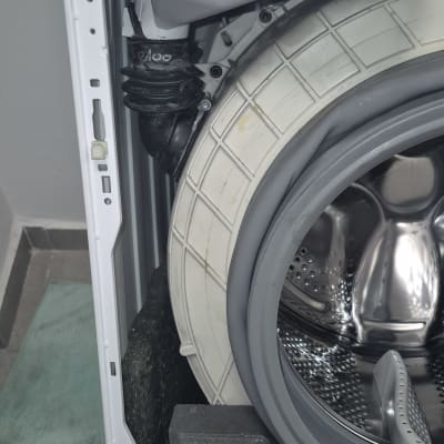 תוף מכונת כביסה עם חלקים פנימיים חשופים