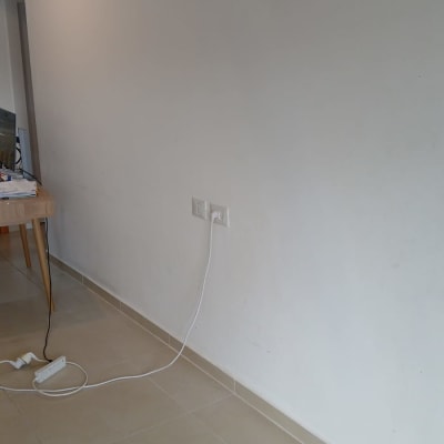 שקע חשמל על קיר לבן עם כבל חשמל