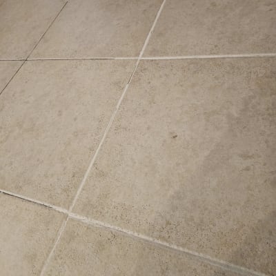 ריצוף קרמיקה עם קווי רובה לבנים