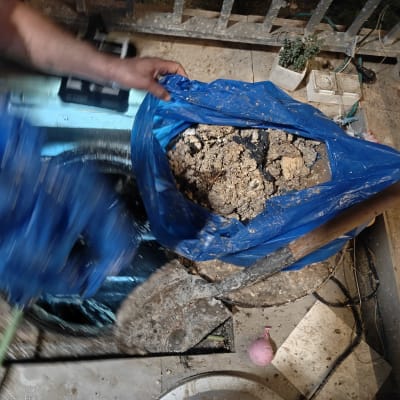 שקית כחולה עם חומרי פסולת באתר עבודה